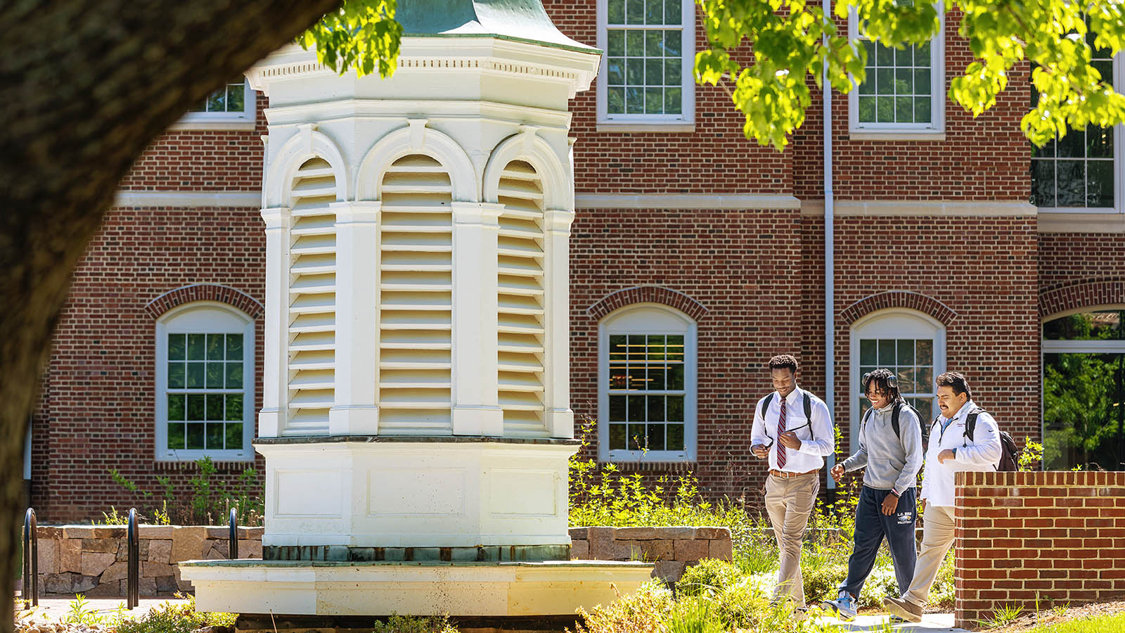 Hampden-Sydney College students walking past the Bagby cupola