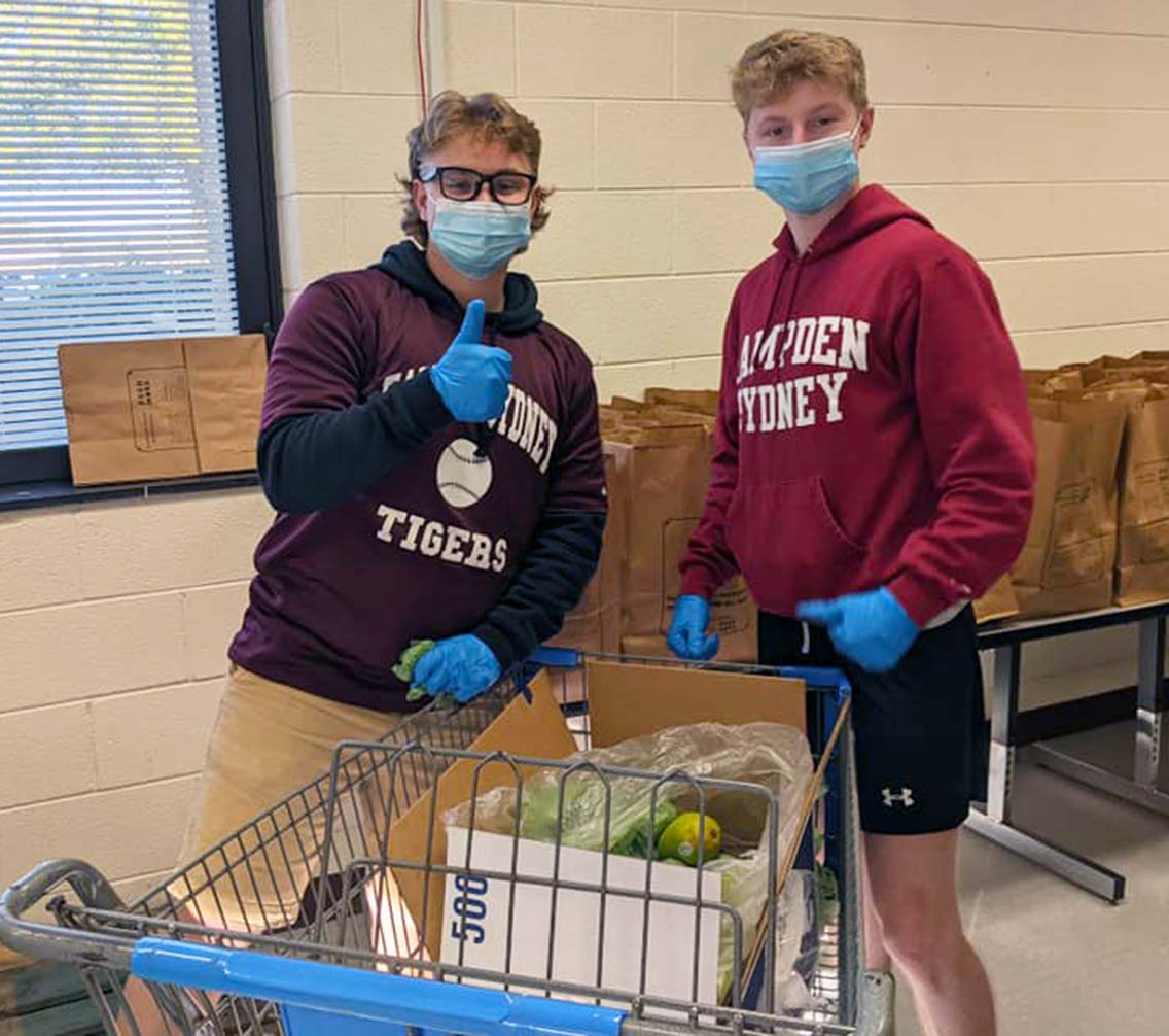 Hampden-sydney student volunteers working at FACES food pantry