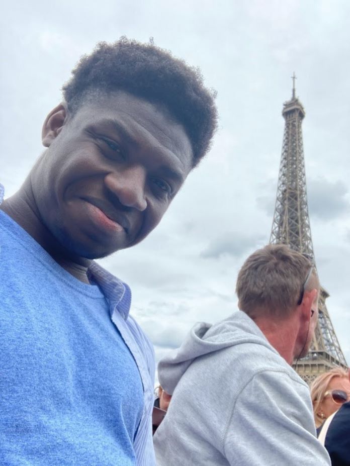 Caleb Manu in front of the Eifel Tower